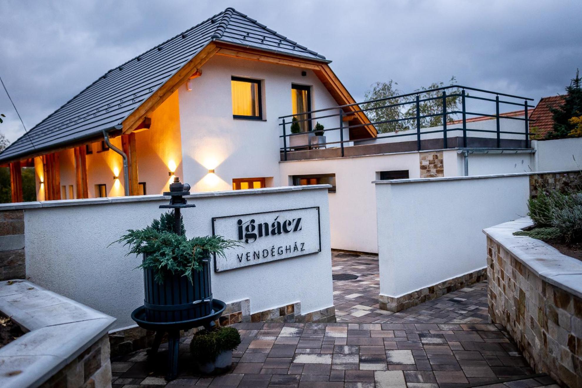 Hotel Ignacz Vendeghaz Pálosvörösmart Esterno foto