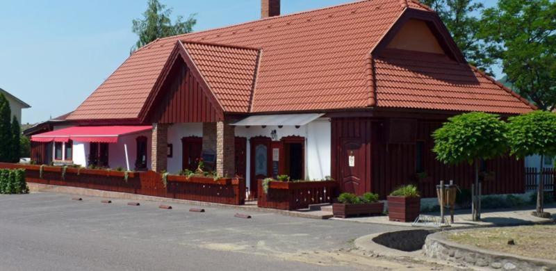 Hotel Ignacz Vendeghaz Pálosvörösmart Esterno foto